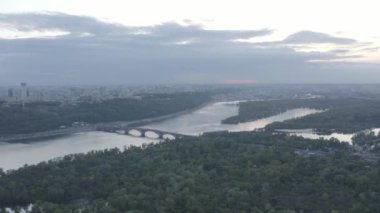 Şehrin Dinyeper Nehri 'ne bakan genel planı. Gün batımı. Yaz. Havadan. Ukrayna. Kyiv.