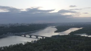 Şehrin Dinyeper Nehri 'ne bakan genel planı. Gün batımı. Yaz. Havadan. Ukrayna. Kyiv.