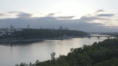 Şehrin Dinyeper Nehri 'ne bakan genel planı. Gün batımı. Yaz. Havadan. Ukrayna. Kyiv.