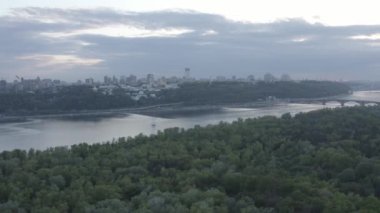 Şehrin Dinyeper Nehri 'ne bakan genel planı. Gün batımı. Yaz. Havadan. Ukrayna. Kyiv.