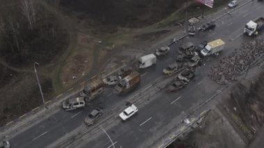 Irpin Nehri 'nin karşısındaki yıkılmış köprünün yanındaki terk edilmiş araçlar. Ukrayna 'da savaş. Irpin Şehri.