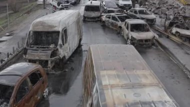 Irpin Nehri 'nin karşısındaki yıkılmış köprünün yanındaki terk edilmiş araçlar. Ukrayna 'da savaş. Irpin Şehri.