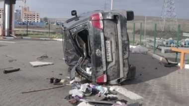 Irpin. Ukrayna. 03.10.2022. Terk edilmiş, terk edilmiş arabalar. Ukrayna 'da savaş. Şehrin bombalanması, sakinlerin tahliyesi..