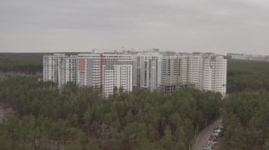 Hava saldırısından sonra binaları yıktılar. Irpin şehri. Ukrayna 'da Savaş.