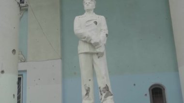 Irpin. Ukrayna. 04.04.2022. Şehirdeki Kültür Evi 'nin atış heykeli. Ukrayna 'da savaş. Şehir bombalaması.