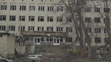 Hava saldırısından sonra binaları yıktılar. Irpin şehri. Ukrayna 'da Savaş.