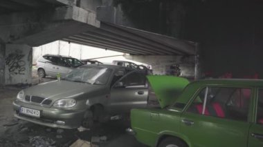 Irpin. Ukrayna. 04.04.2022. Ukrayna 'daki savaştan sonra Irpin şehrinin sakinlerinin terk edilmiş eşyaları..