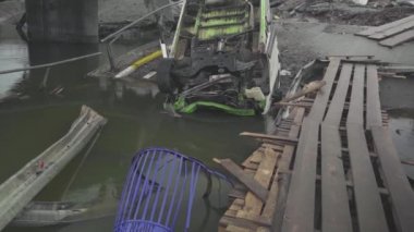 Irpin. Ukrayna. 04.04.2022. Ukrayna 'daki savaştan sonra Irpin şehrinin sakinlerinin terk edilmiş eşyaları..