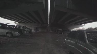 Irpin. Ukrayna. 04.04.2022. Ukrayna 'daki savaştan sonra Irpin şehrinin sakinlerinin terk edilmiş eşyaları..