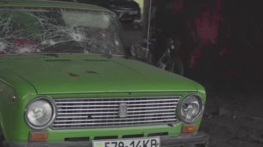 Irpin. Ukrayna. 04.04.2022. Ukrayna 'daki savaştan sonra Irpin şehrinin sakinlerinin terk edilmiş eşyaları..