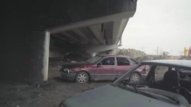 Irpin. Ukrayna. 04.04.2022. Ukrayna 'daki savaştan sonra Irpin şehrinin sakinlerinin terk edilmiş eşyaları..