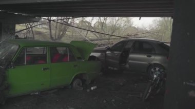 Irpin. Ukrayna. 04.04.2022. Ukrayna 'daki savaştan sonra Irpin şehrinin sakinlerinin terk edilmiş eşyaları..