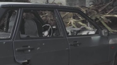 Irpin. Ukrayna. 04.04.2022. Ukrayna 'daki savaştan sonra Irpin şehrinin sakinlerinin terk edilmiş eşyaları..