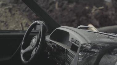  Irpin. Ukrayna. 03.10.2022. Terk edilmiş, terk edilmiş arabalar. Ukrayna 'da savaş. Şehrin bombalanması, sakinlerin tahliyesi..