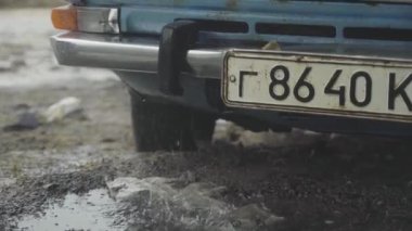  Irpin. Ukrayna. 03.10.2022. Terk edilmiş, terk edilmiş arabalar. Ukrayna 'da savaş. Şehrin bombalanması, sakinlerin tahliyesi..