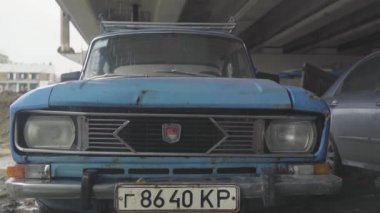  Irpin. Ukrayna. 03.10.2022. Terk edilmiş, terk edilmiş arabalar. Ukrayna 'da savaş. Şehrin bombalanması, sakinlerin tahliyesi..