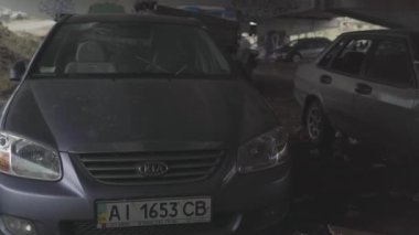  Irpin. Ukrayna. 03.10.2022. Terk edilmiş, terk edilmiş arabalar. Ukrayna 'da savaş. Şehrin bombalanması, sakinlerin tahliyesi..