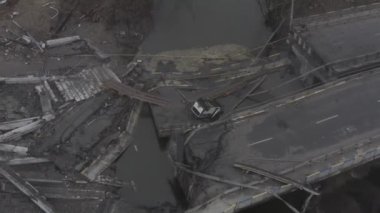 Irpin Nehri 'nin karşısındaki yıkılmış köprünün yanındaki terk edilmiş araçlar. Ukrayna 'da savaş. Irpin Şehri.