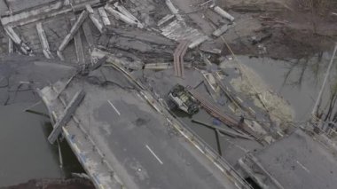 Irpin Nehri 'nin karşısındaki yıkılmış köprünün yanındaki terk edilmiş araçlar. Ukrayna 'da savaş. Irpin Şehri.