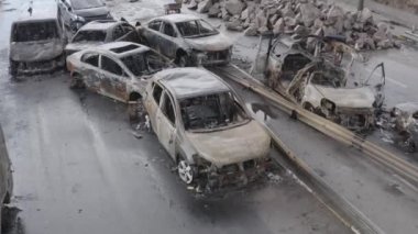 Irpin Nehri 'nin karşısındaki yıkılmış köprünün yanındaki terk edilmiş araçlar. Ukrayna 'da savaş. Irpin Şehri.