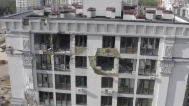 Hava saldırısından sonra binaları yıktılar. Irpin şehri. Ukrayna 'da Savaş.