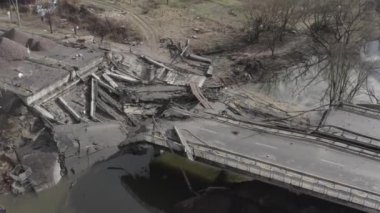 Irpin Nehri 'nin karşısındaki yıkılmış köprünün yanındaki terk edilmiş araçlar. Ukrayna 'da savaş. Irpin Şehri.