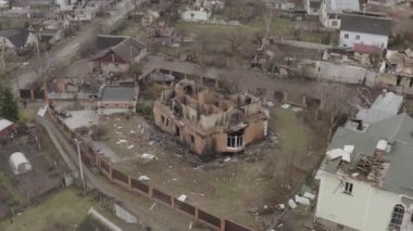 Hava saldırısından sonra binaları yıktılar. Irpin şehri. Ukrayna 'da Savaş.