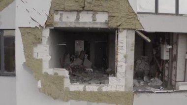 Hava saldırısından sonra binaları yıktılar. Irpin şehri. Ukrayna 'da Savaş.