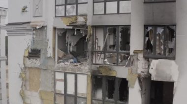 Hava saldırısından sonra binaları yıktılar. Irpin şehri. Ukrayna 'da Savaş.