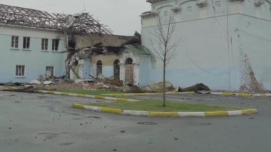 Hava saldırısından sonra binaları yıktılar. Irpin şehri. Ukrayna 'da Savaş.