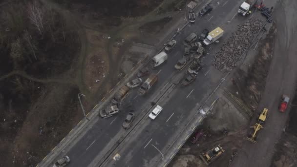 Carros Abandonados Perto Ponte Destruída Outro Lado Rio Irpin Guerra — Vídeo de Stock