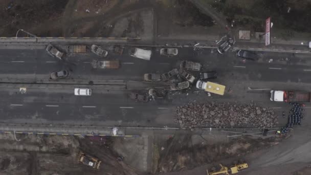 Carros Abandonados Perto Ponte Destruída Outro Lado Rio Irpin Guerra — Vídeo de Stock