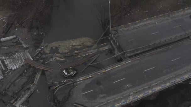 アーピン川を渡る破壊された橋の近くの放棄された車 ウクライナでの戦争 イルピン市 — ストック動画