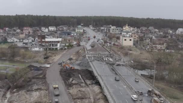 Övergivna Bilar Nära Den Förstörda Bron Över Irpin River Krig — Stockvideo