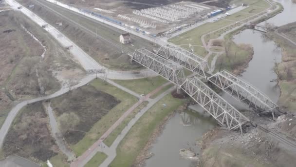被炸毁的铁路桥乌克兰战争 Irpin市 空中业务 — 图库视频影像