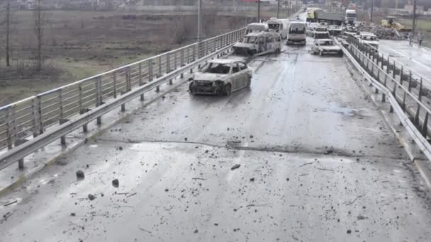 Abandoned Cars Destroyed Bridge Irpin River War Ukraine City Irpin — стоковое видео