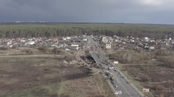 Verlaten Auto Bij Vernielde Brug Irpin Rivier Oorlog Oekraïne Stad — Stockvideo