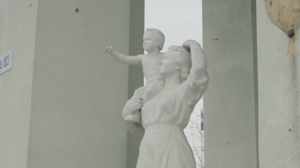 Irpin Ucrania 2022 Estatua Tiro Casa Cultura Ciudad Guerra Ucrania — Vídeos de Stock