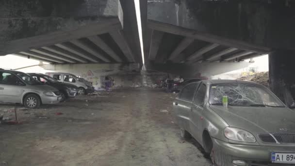 Coches Abandonados Cerca Del Destruido Puente Sobre Río Irpin Guerra — Vídeo de stock