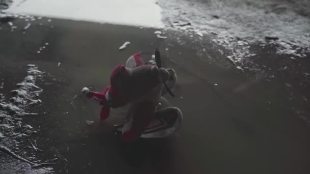 Opuszczona Zabawka Dla Dzieci Podczas Ewakuacji Miasta Podczas Bombardowania Miasta — Wideo stockowe
