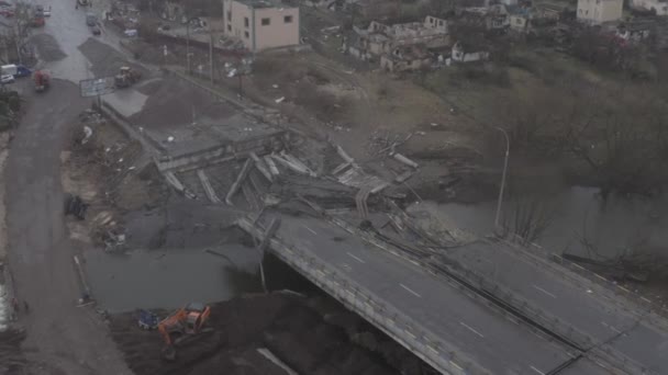 Verlassene Autos Der Nähe Der Zerstörten Brücke Über Den Irpin — Stockvideo
