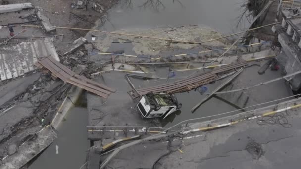 Irpin Nehri Nin Karşısındaki Yıkılmış Köprünün Yanındaki Terk Edilmiş Araçlar — Stok video