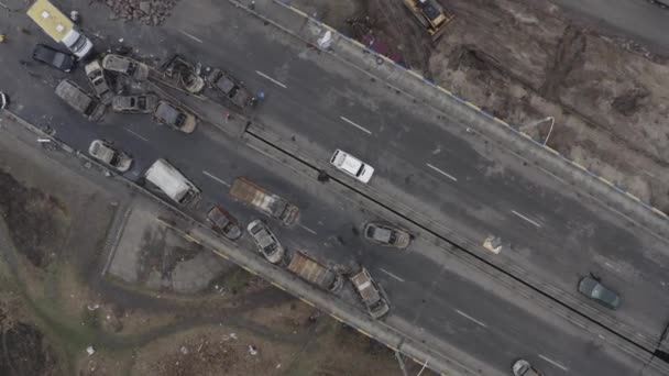 Mobil Yang Terbengkalai Dekat Jembatan Yang Hancur Seberang Sungai Irpin — Stok Video