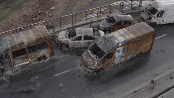 Verlassene Autos Der Nähe Der Zerstörten Brücke Über Den Irpin — Stockvideo