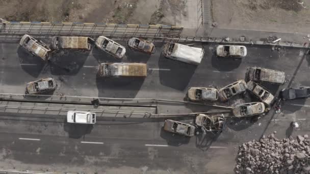 Irpin Nehri Nin Karşısındaki Yıkılmış Köprünün Yanındaki Terk Edilmiş Araçlar — Stok video
