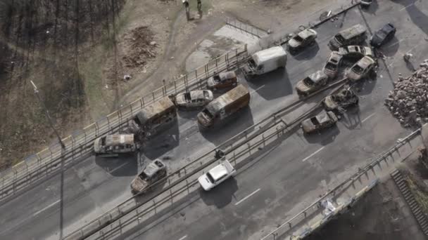 Opuštěná Auta Poblíž Zničeného Mostu Přes Řeku Irpin Válka Ukrajině — Stock video