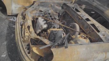 Şehir bombalandıktan sonra konut binalarının yakınındaki bir otoparkta yanmış arabalar. Ukrayna. Kyiv. İlçe Troieshchyna