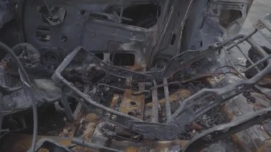 Şehir bombalandıktan sonra konut binalarının yakınındaki bir otoparkta yanmış arabalar. Ukrayna. Kyiv. İlçe Troieshchyna