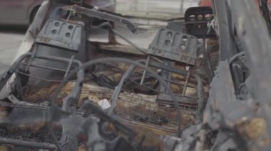 Şehir bombalandıktan sonra konut binalarının yakınındaki bir otoparkta yanmış arabalar. Ukrayna. Kyiv. İlçe Troieshchyna
