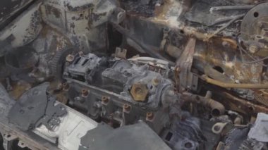 Şehir bombalandıktan sonra konut binalarının yakınındaki bir otoparkta yanmış arabalar. Ukrayna. Kyiv. İlçe Troieshchyna